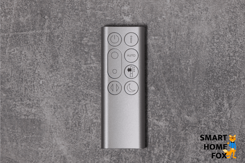 Пульт дистанционного управления очистителя воздуха и вентилятора Dyson Pure Cool TP05 на сером фоне.